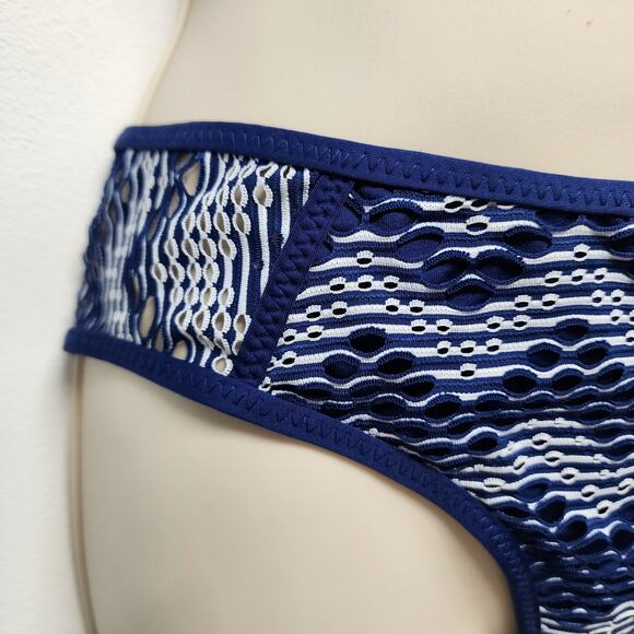 Becca Reveal Crochet Hipster Bikini Bottoms Size M Blue Moderate Coverage - Picture 5 of 8